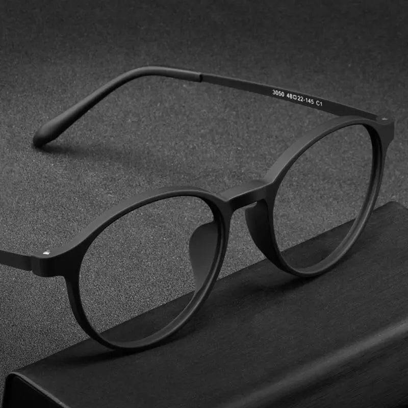 Original round rims, curved bridge and slim temples